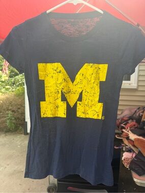 U of M block M - Maize & Blue Women’s T‑Shirt